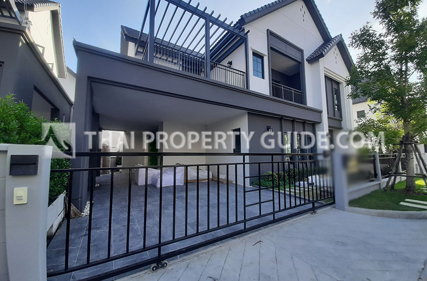 House with Shared Pool in Bangnatrad